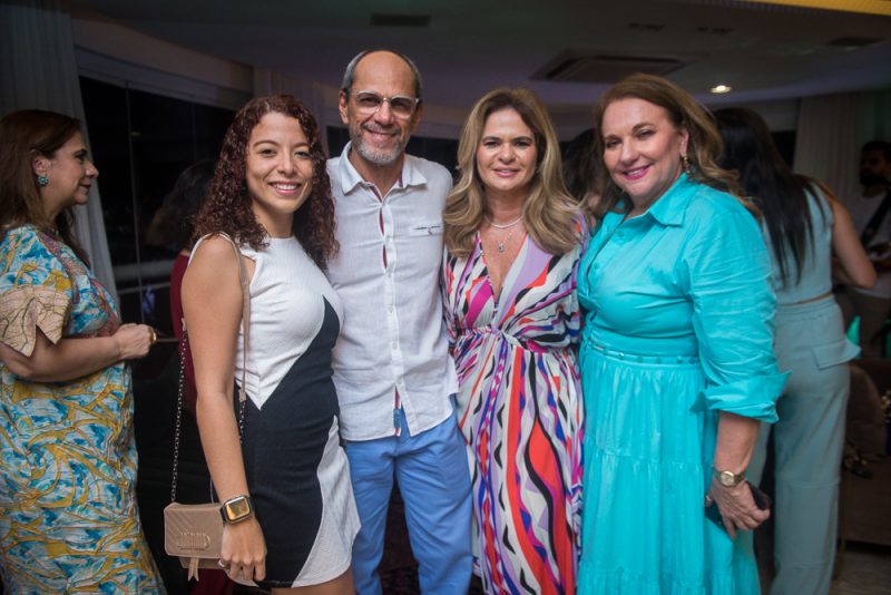 50th - Melaine Fernandes estreia nas 5 décadas em grande estilo com uma animada festa no seu elegante apartamento