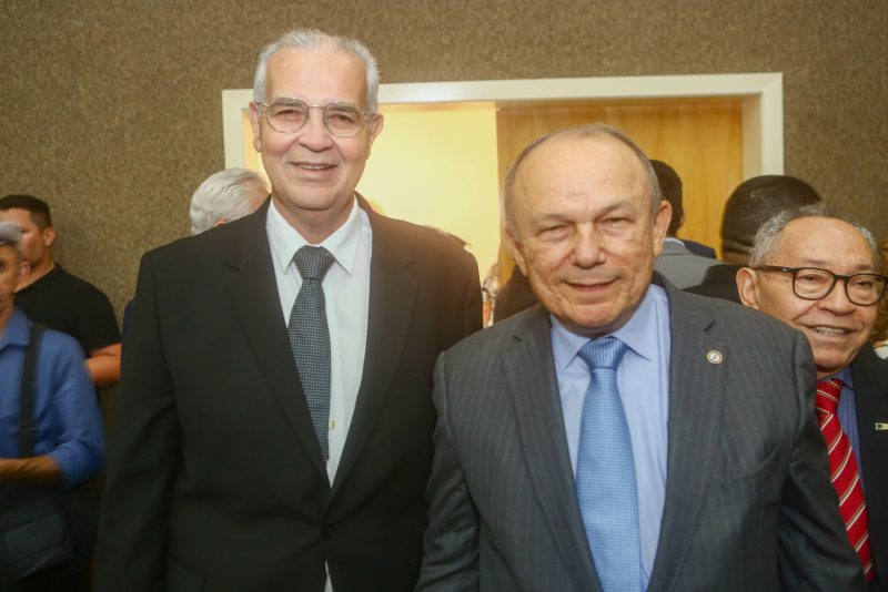 Justa homenagem - Faculdade CDL concede título de Doutor Honoris Causa a Honório Pinheiro e Mauro Benevides em solenidade na Alece