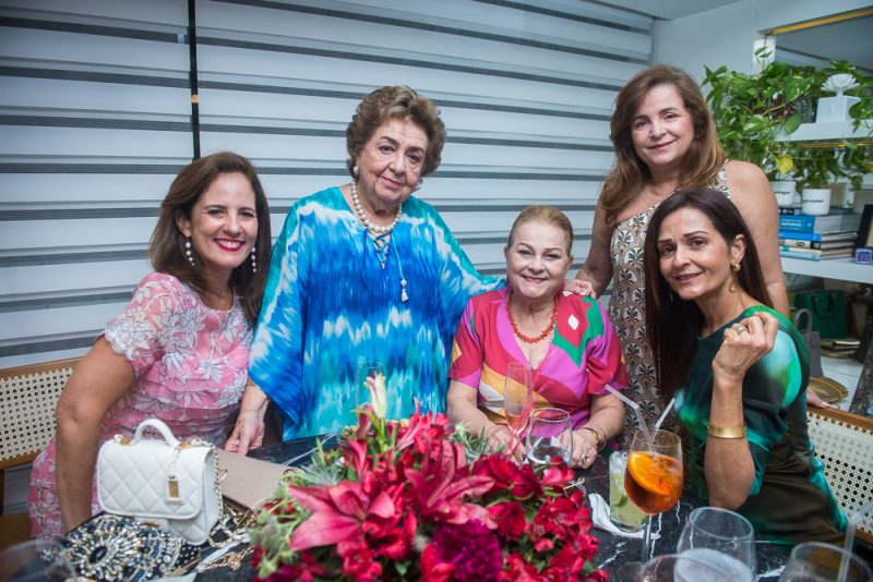 50th - Melaine Fernandes estreia nas 5 décadas em grande estilo com uma animada festa no seu elegante apartamento