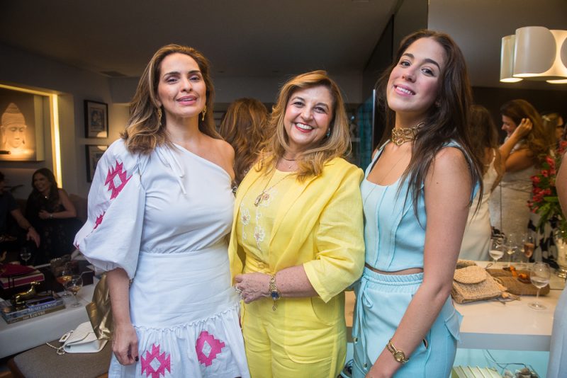 50th - Melaine Fernandes estreia nas 5 décadas em grande estilo com uma animada festa no seu elegante apartamento