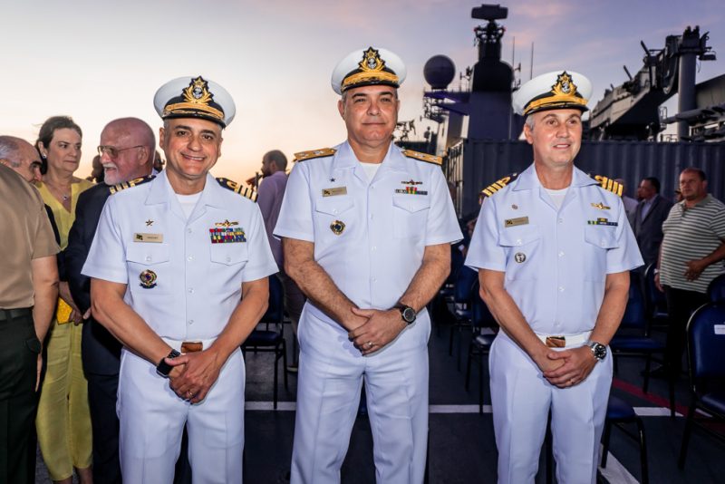 Cerimônia do Pôr-do-Sol - Capitão de Mar e Guerra, Mozart Junqueira, reúne convidados em evento no Navio-Aeródromo Multipropósito Atlântico