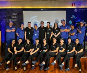 Durante O Crisóstomo Stomo Hair Transplant Experience Com Colegas De Vários Estados