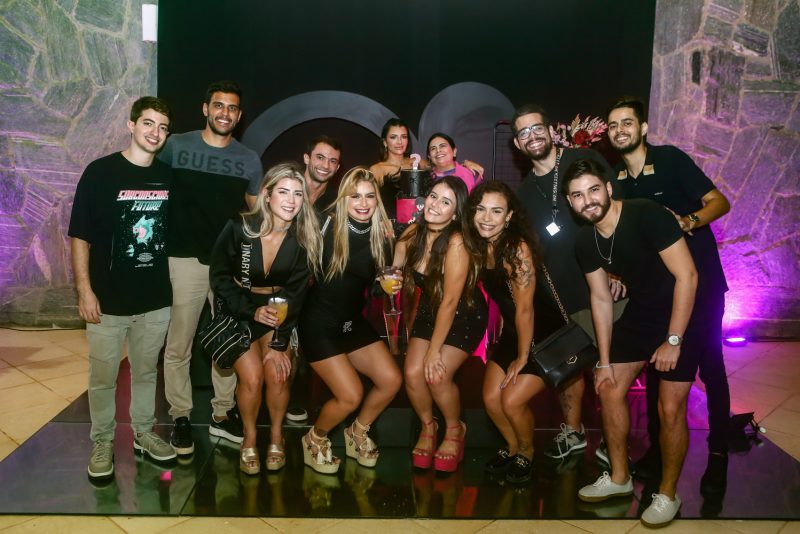 Night party - Ana Vitória Marques celebra a chegada da nova idade com muito agito ao lado dos seus amigos