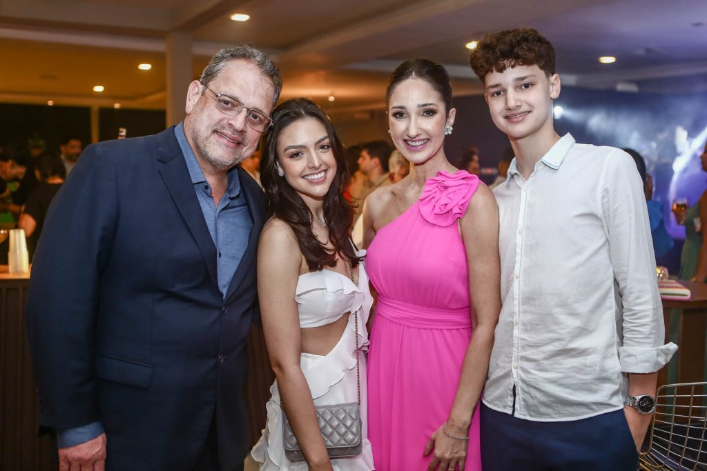 Andre Alencar, Elisa Gondin, Sara Alencar E Bernardo Araripe