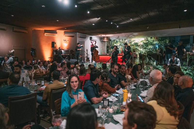 Jazz Concert - Gustavo Serpa dá show de voz e performance em noite sold out no Pipo Restaurante