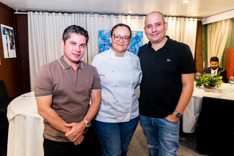 Restaurante Almirante - Comodoro Pompeu Vasconcelos recebe  Sociedade Consular no Iate Clube de Fortaleza