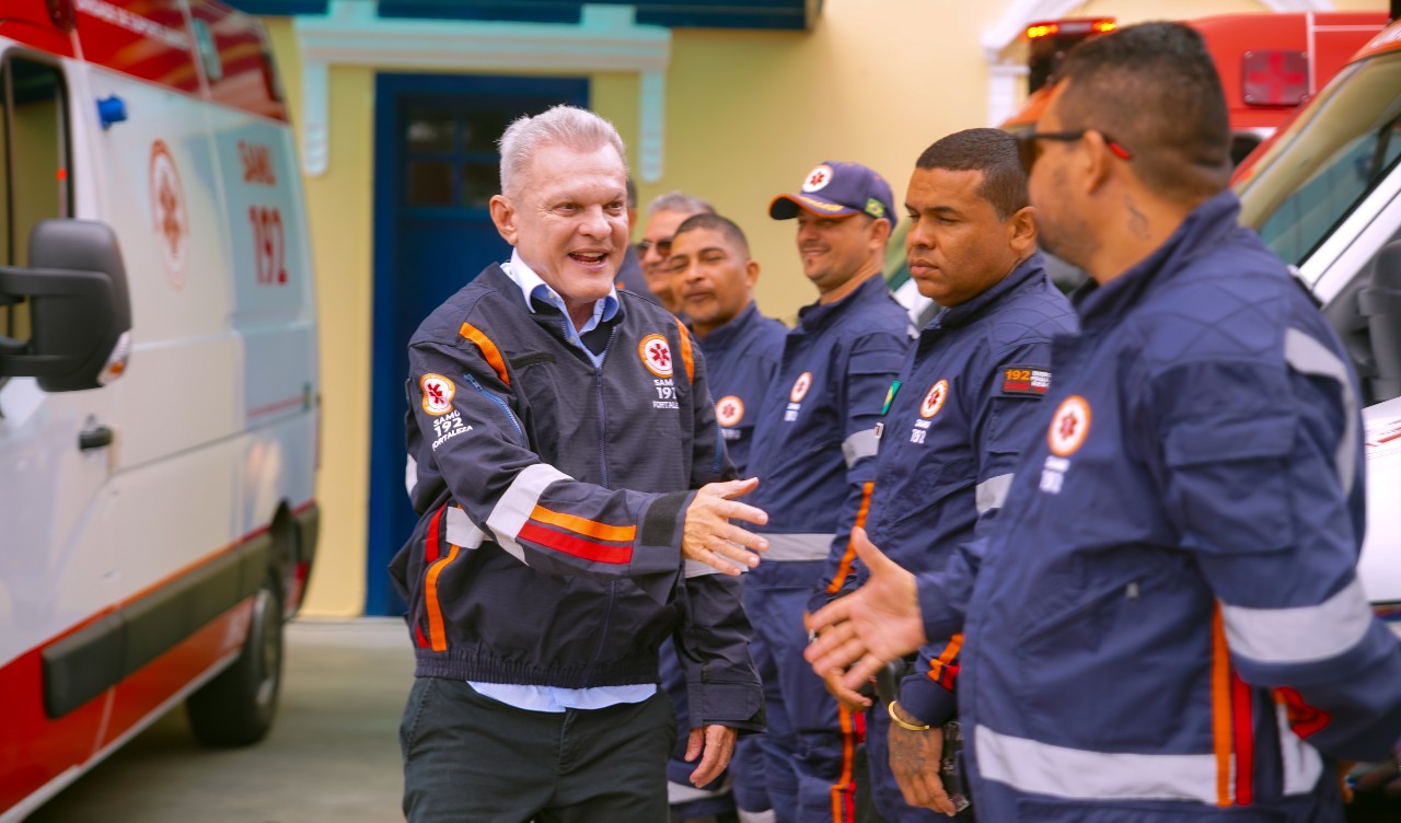 Sarto entrega sete novas ambulâncias para atendimento do Samu Fortaleza