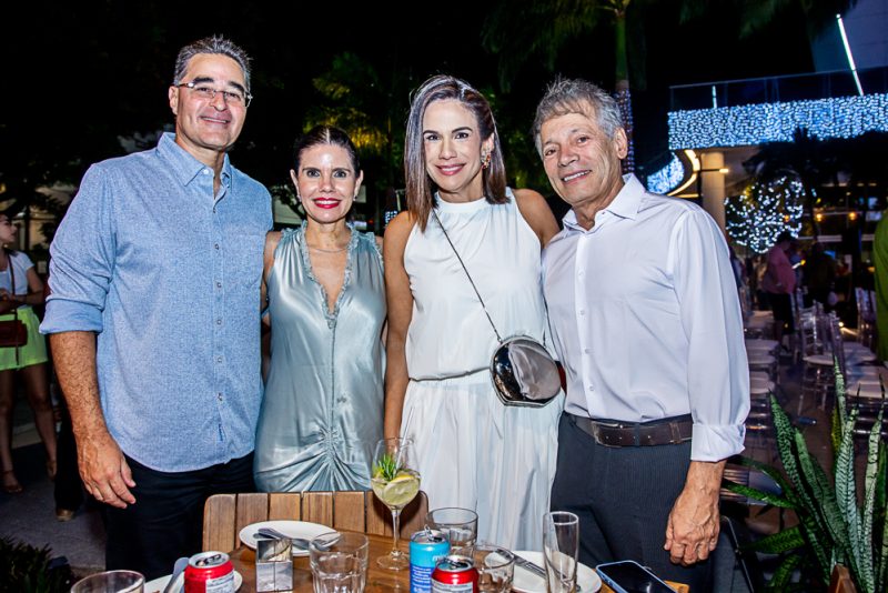 APRESENTAÇÃO NATALINA - Vivian Fernandes solta a voz e encanta o público ao interpretar clássicos do cinema durante BS Christmas