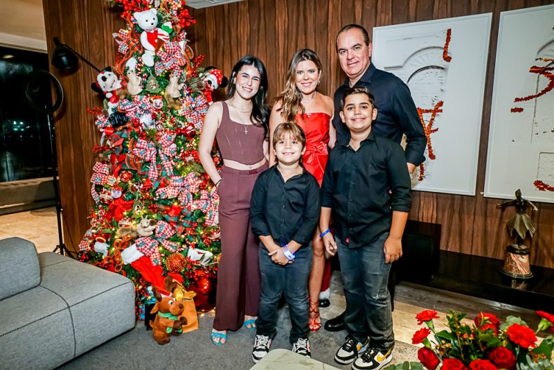 merry christmas - Marina e Leonardo Albuquerque reúnem queridos amigos em seu alinhado endereço para uma noite especial de Natal