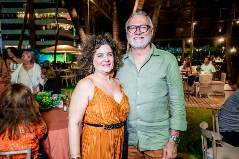 sessão parabéns - Jaqueline de Sá Cavalcante comemora aniversário no Iate Clube em clima de total descontração