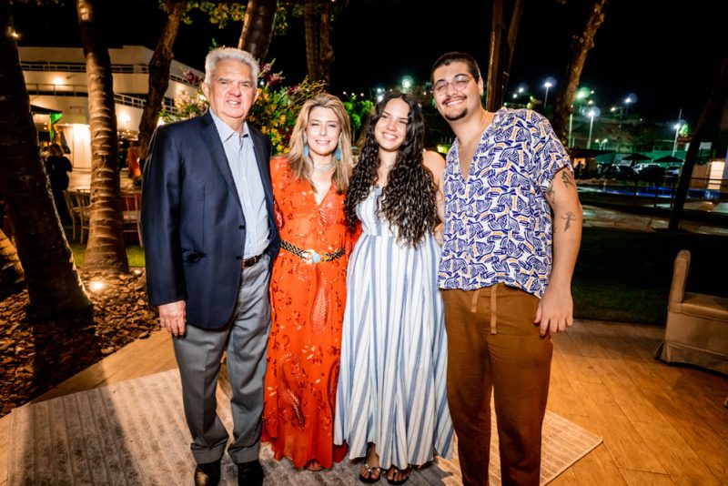 sessão parabéns - Jaqueline de Sá Cavalcante comemora aniversário no Iate Clube em clima de total descontração