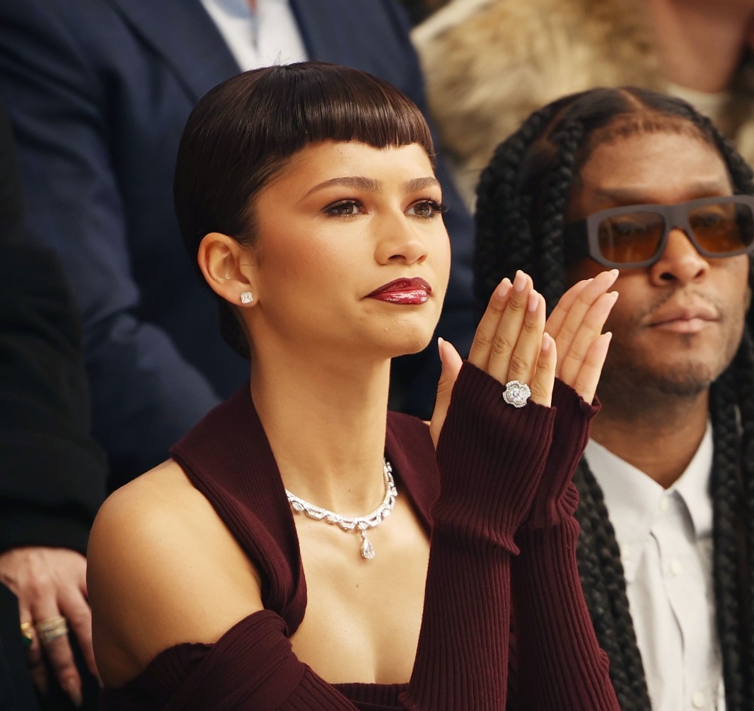 Zendaya brilha com joia da Bulgari na primeira fila do desfile de Alta Costura em Paris