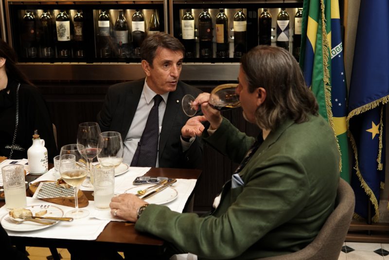 Em passagem pelo Brasil - Embaixador da Itália se encontra com expoentes da cultura italiana no DOC Trattoria & Wine Bar