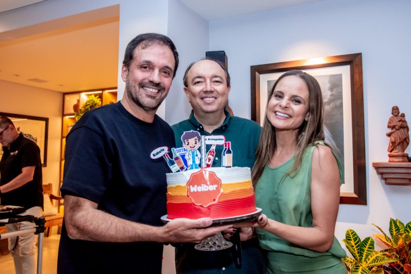 sessão parabéns - Weiber Xavier ganha festa de aniversário surpresa no apê de Ana Virginia e Fernando Novais