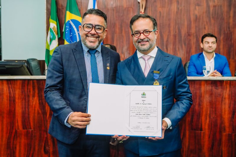 Reconhecimento - Dr. Márcio Crisóstomo é agraciado com a medalha Dr. Periguary de Medeiros pela Câmara