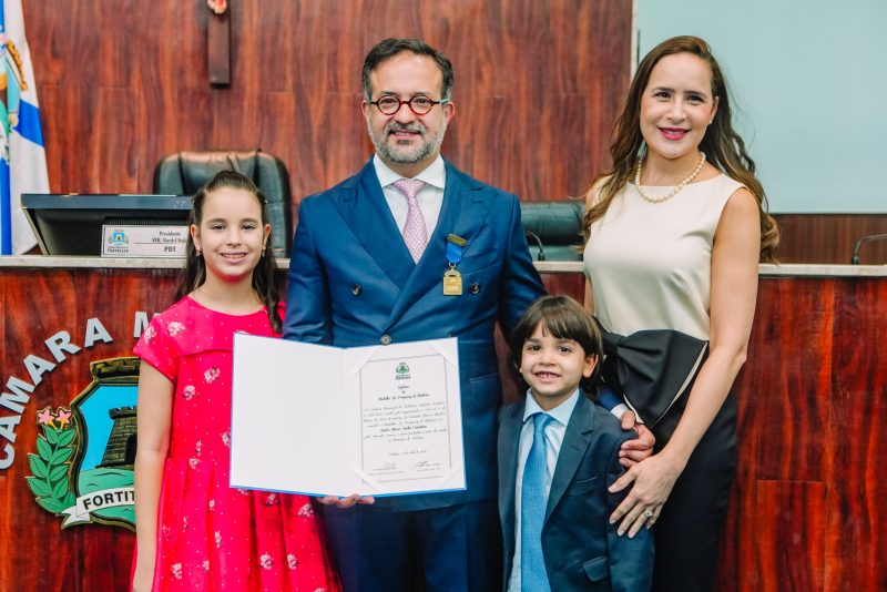 Reconhecimento - Dr. Márcio Crisóstomo é agraciado com a medalha Dr. Periguary de Medeiros pela Câmara
