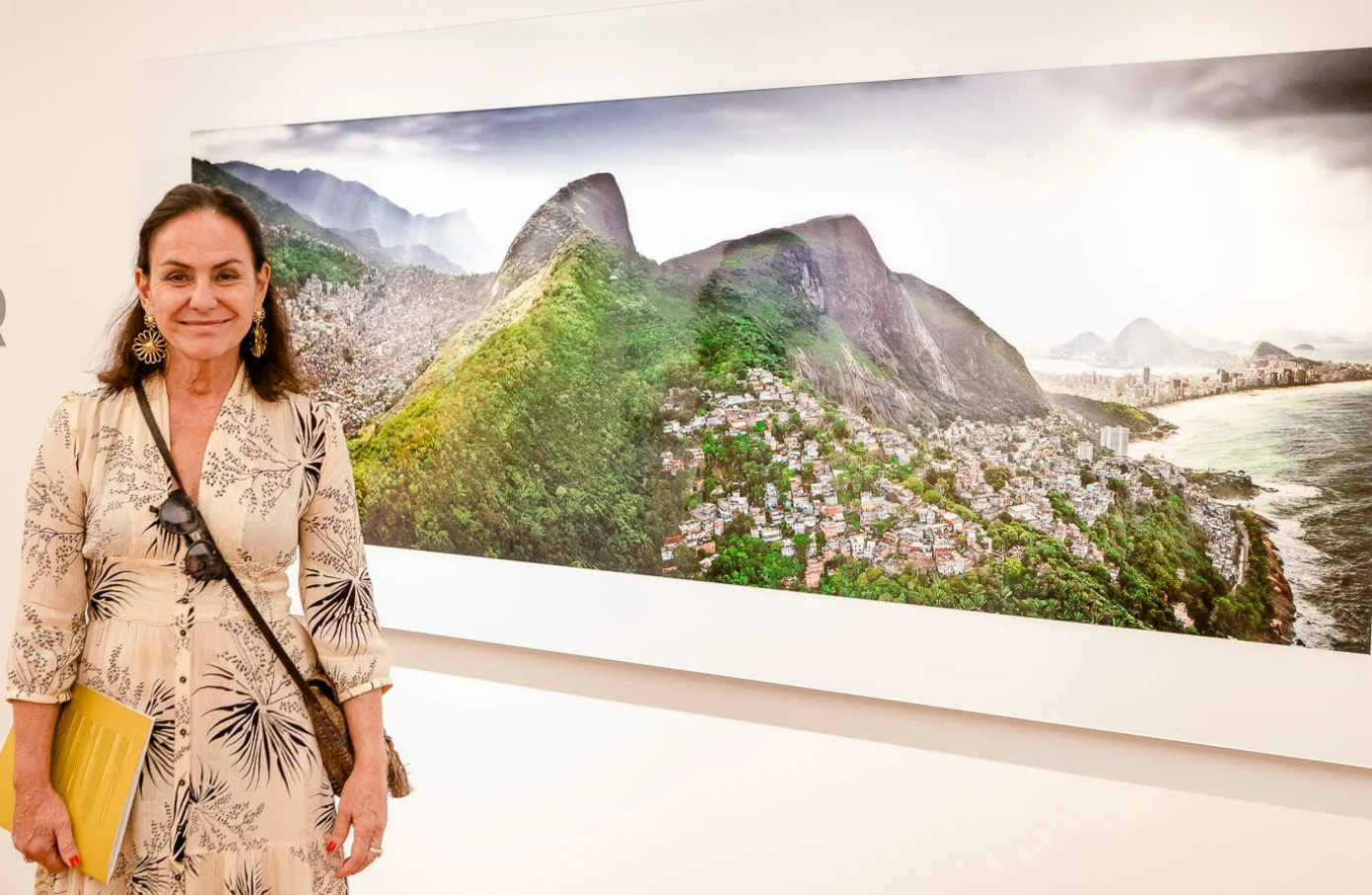 A Fotógrafa Claudia Jaguaribe Com Um Dos Seus Trabalhos Foto Bruno Ryfer