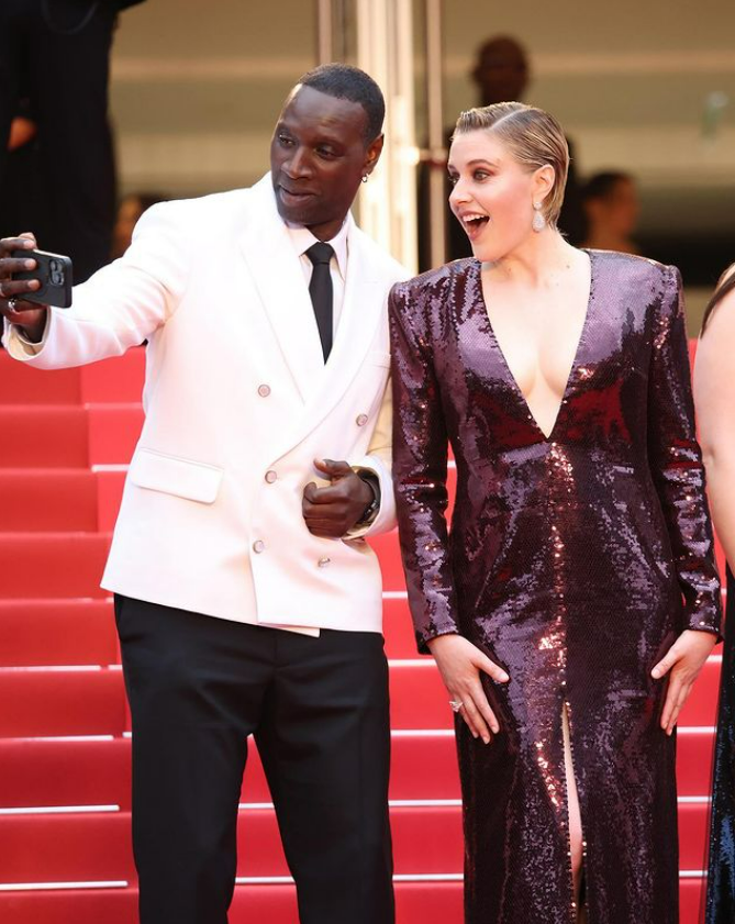 A Selfie Do Júri Omar Sy E Da Presidente Do Júri, Greta Gerwig, No Tapete Vermelho Da Cerimônia De Abertura Do 77º Festival De Cinema De Cannes Para O Filme De Quentin Dupieux, Le Deuxième Acte.