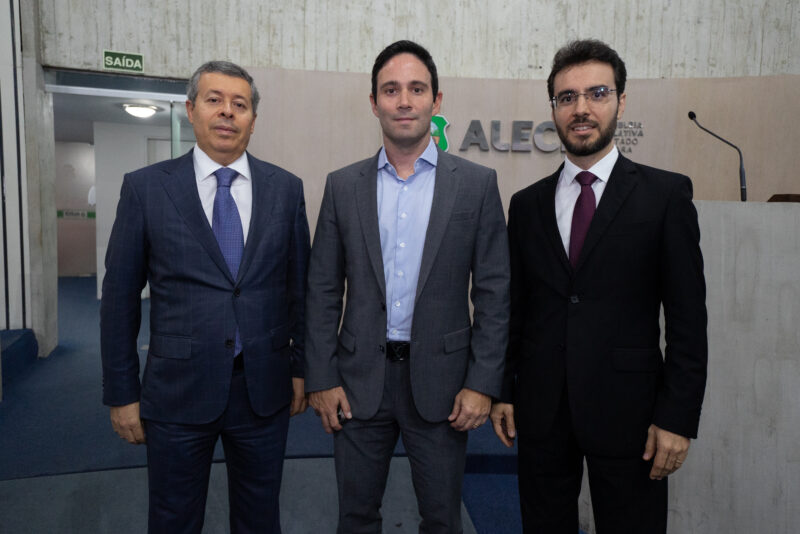 TRABALHO RECONHECIDO - Nicola Miccione recebe o título de Cidadão Cearense em sessão solene realizada na Alece