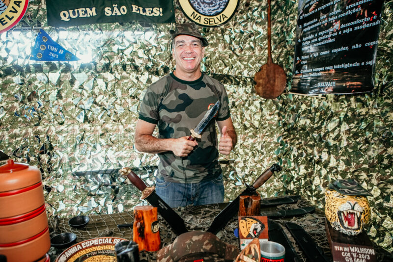 HONRA E COMPROMISSO - Coronel Davi recebe o Facão do Guerreiro Pelotão Ceará na Selva em solenidade