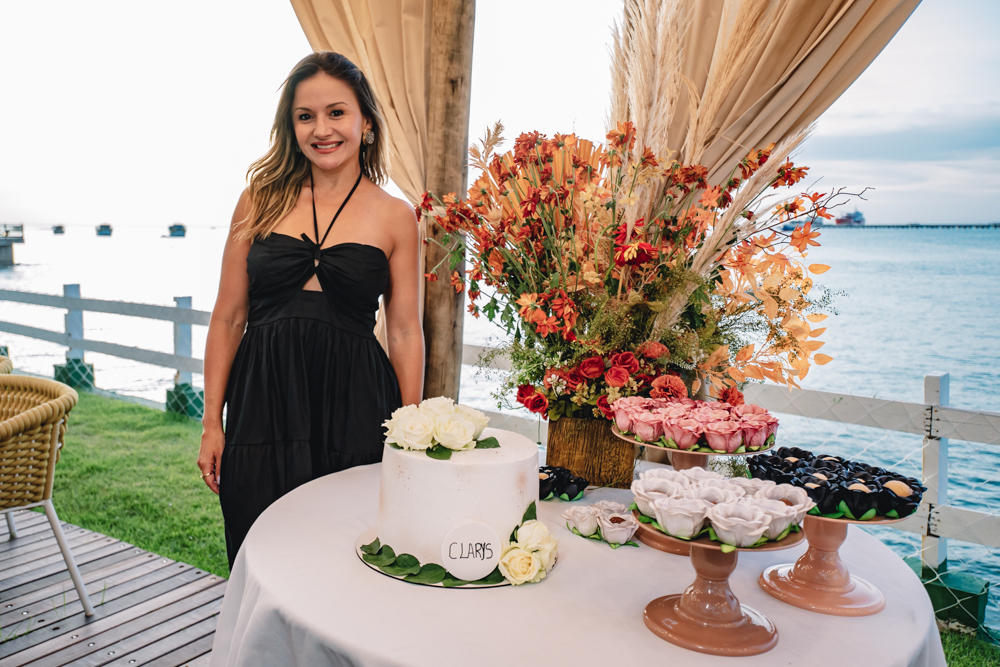 Claryanne Aguiar brinda nova idade com música, drinks e boa companhia no Iate Clube de Fortaleza