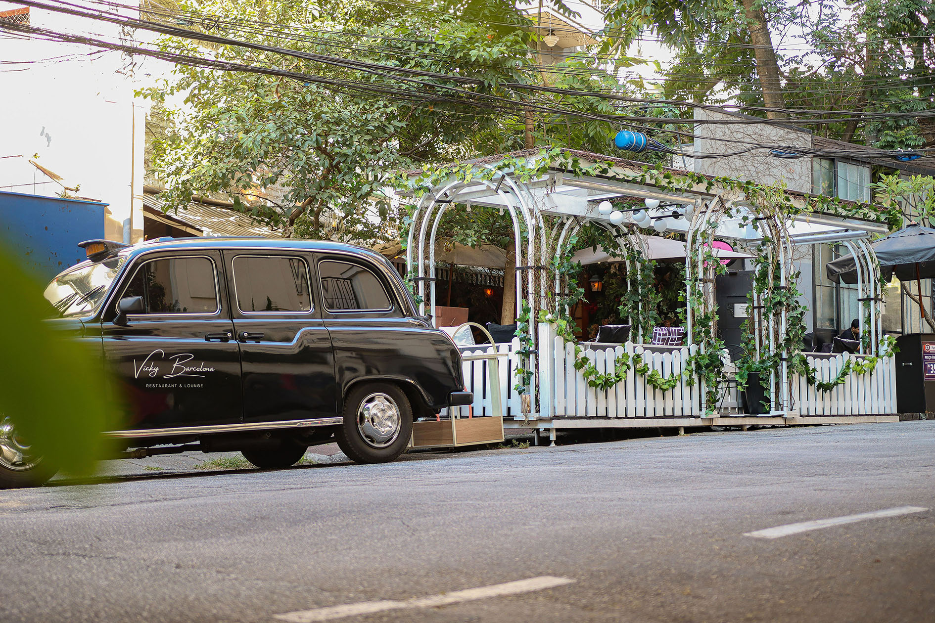 Restaurante oferece experiência em taxi inglês para celebrar Dia dos Namorados