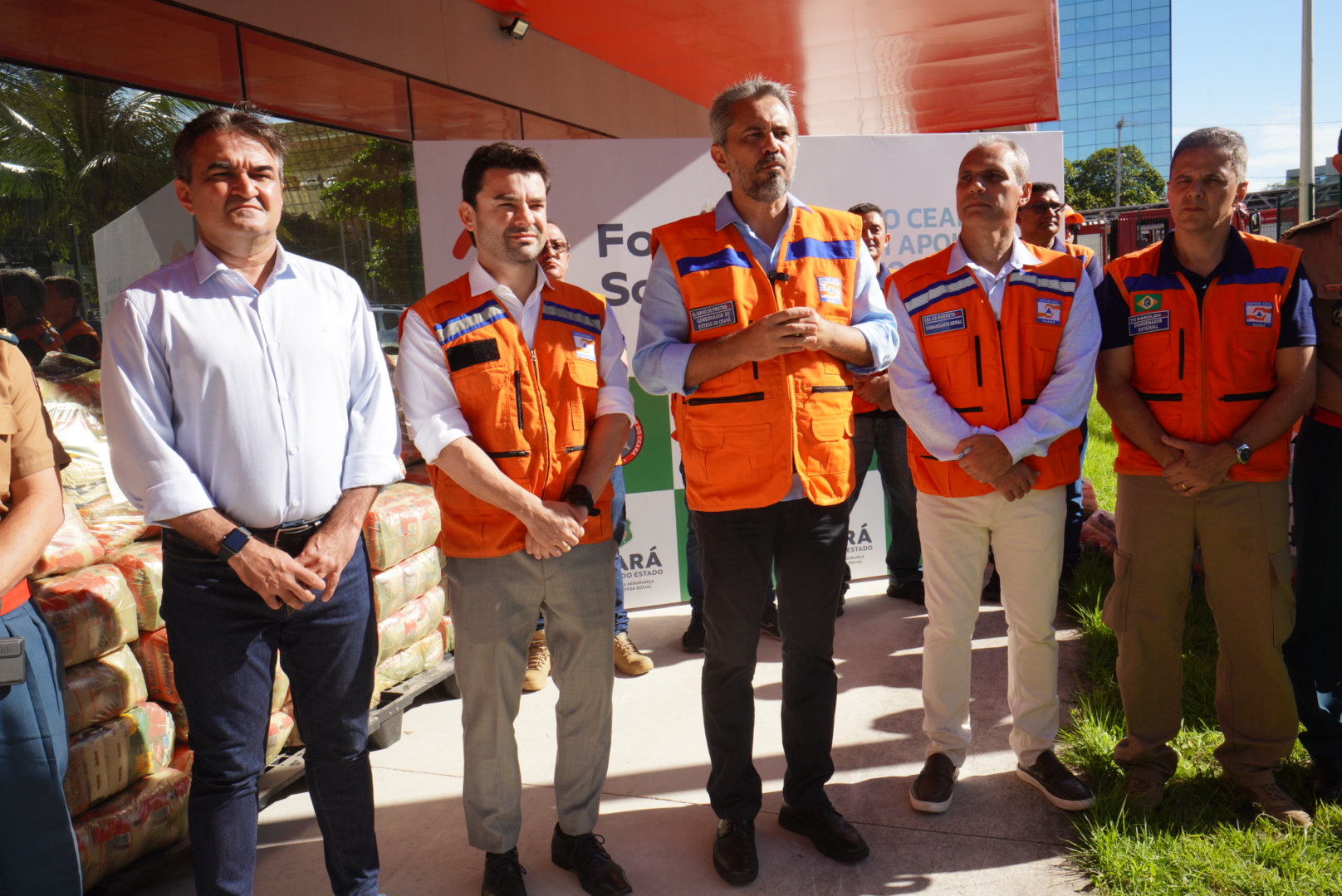 “Estamos juntos para ajudar o Rio Grande do Sul”, reforça Elmano em visita ao local de doação no Ceará