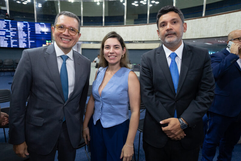 TRABALHO RECONHECIDO - Nicola Miccione recebe o título de Cidadão Cearense em sessão solene realizada na Alece