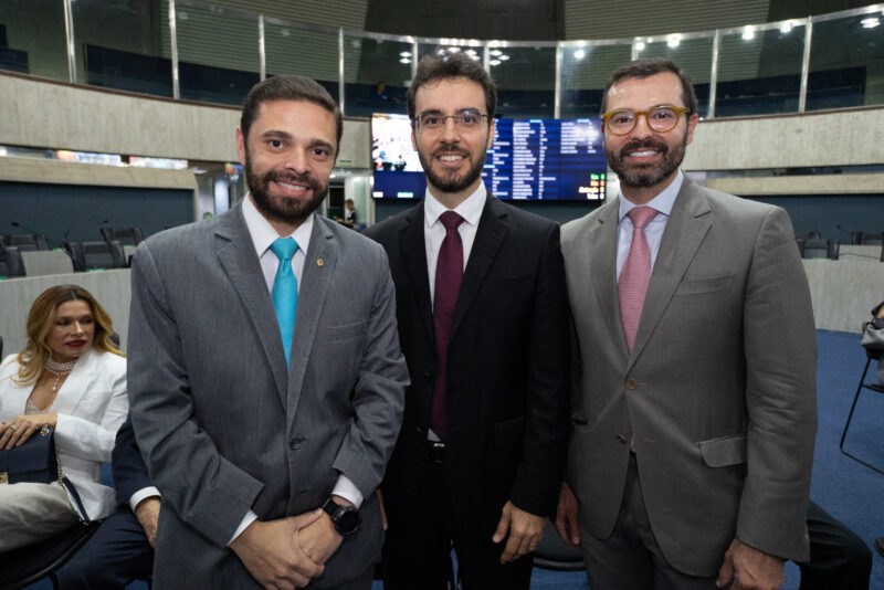 TRABALHO RECONHECIDO - Nicola Miccione recebe o título de Cidadão Cearense em sessão solene realizada na Alece