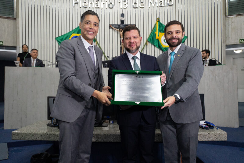 TRABALHO RECONHECIDO - Nicola Miccione recebe o título de Cidadão Cearense em sessão solene realizada na Alece