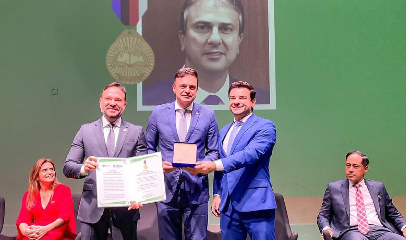 Fernando Santana representa Camilo Santana na entrega da Medalha Ordem do Mérito Acadêmico e Policial