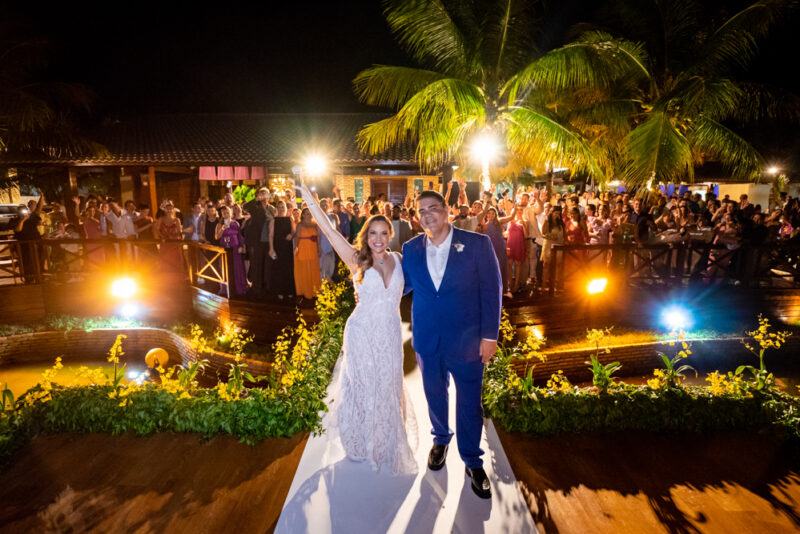 CORES E SORRISOS - Risângela e Rannyere dizem sim em casamento mágico na Lagoa do Uruaú