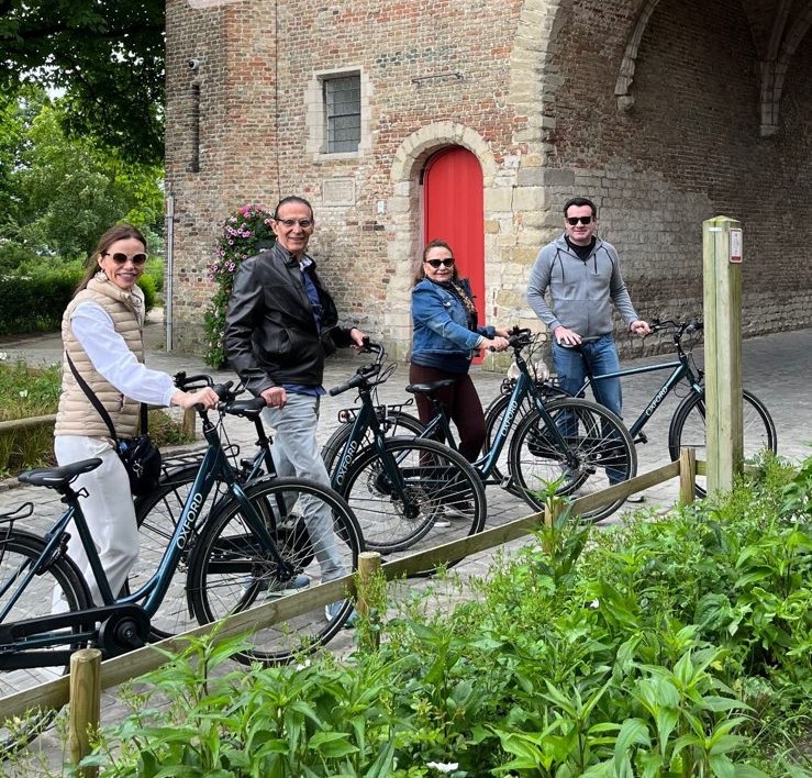 Bruges é famosa por suas ruas de paralelepípedos, canais serenos e uma atmosfera que remonta à Idade Média.