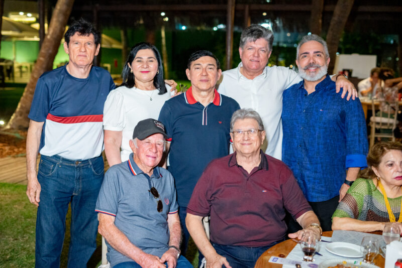 FAMÍLIA E AFETO - Desembargador Roberto Machado comemora aniversário com amigos próximos e familiares no Iate Clube