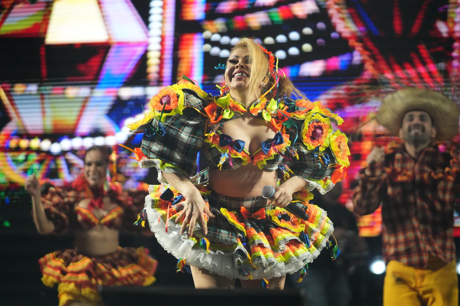 Joelma canta seus hits vestida de caipira no Arraiá do Cumbe