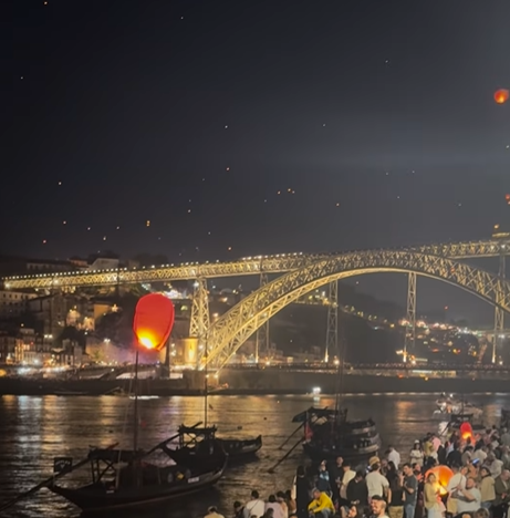 Celebração do São João em Porto, Portugal, ilumina o céu com balões e fogo-de-artifício