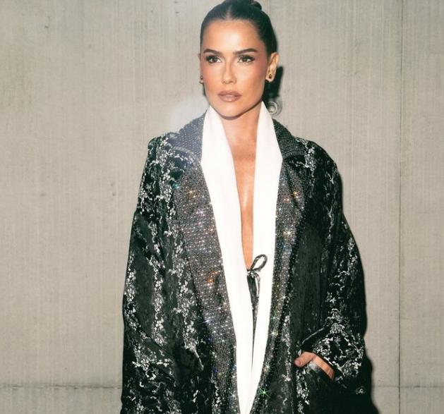 Deborah Secco impressiona com look da grife Louis Vuitton 