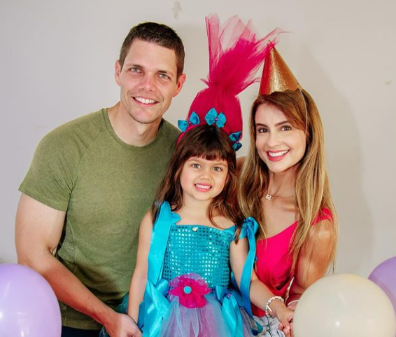 Diego Silveira e Carla Azevedo celebra aniversário de 5 anos da pequena Sofia com os amiguinhos da escola