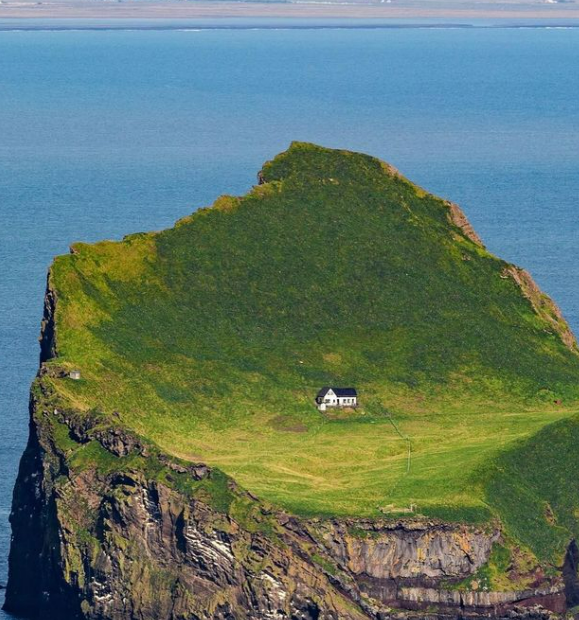 Solidão ou solitude? Descubra a mística da “Casa Mais Solitária do Mundo” na Islândia