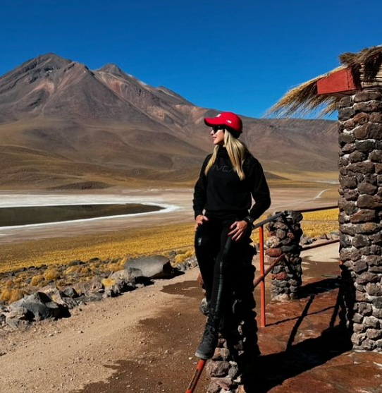 Andrea Aquino encanta ao compartilhar fotos de sua viagem no deserto no Chile