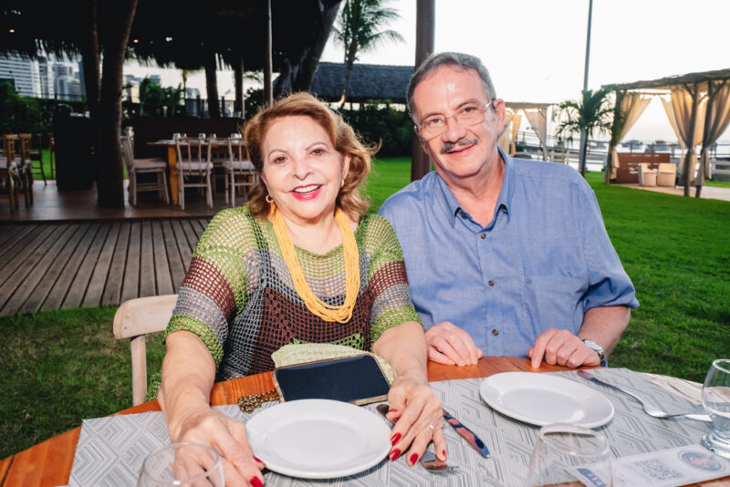 FAMÍLIA E AFETO - Desembargador Roberto Machado comemora aniversário com amigos próximos e familiares no Iate Clube