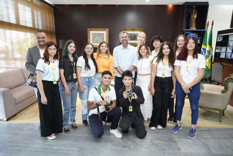 Elmano recebe grupo de estudantes que atuaram na cobertura do primeiro evento do G20 no Ceará