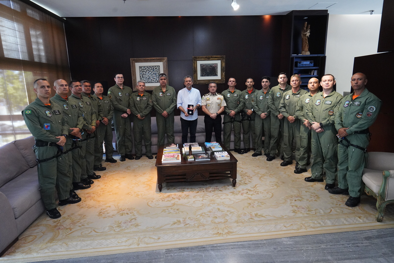 Elmano recebe agentes da Ciopaer que atuaram em missão no Rio Grande do Sul