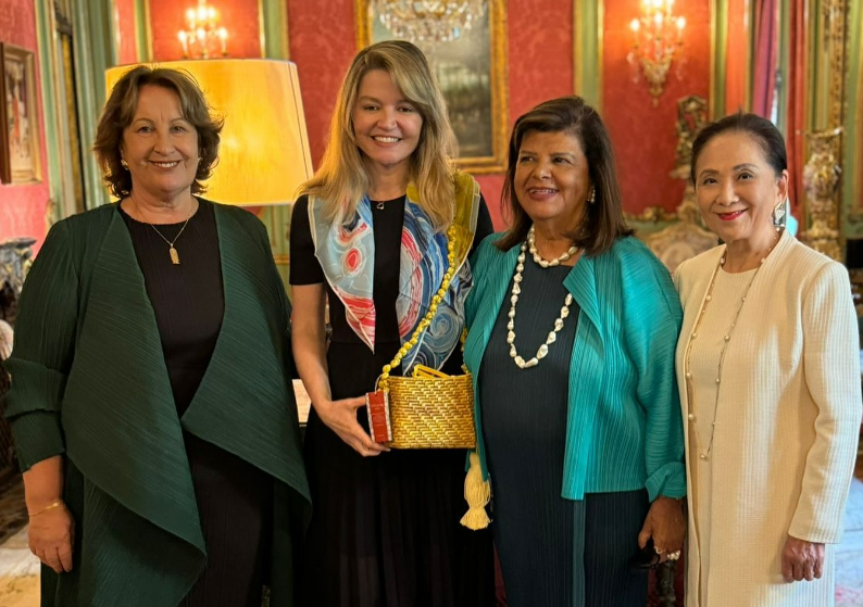 Luiza Helena Trajano e Annette Reeves presenteiam com artesanato brasileiro em evento na Espanha