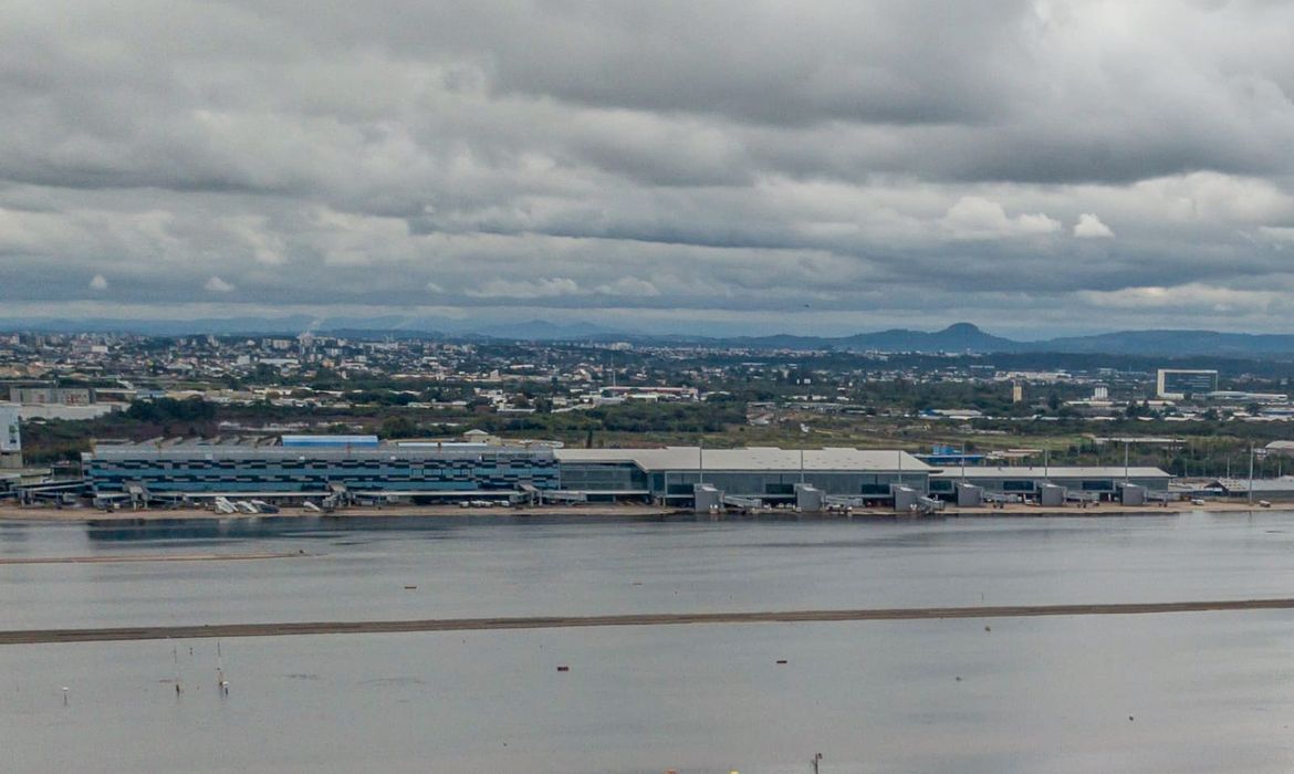 Aeroporto de Porto Alegre vai reabrir para embarque e desembarque