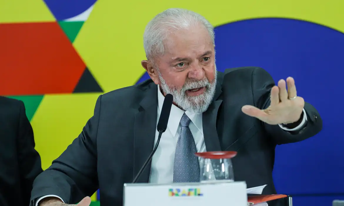 “Ele tem que pedir desculpas ao Brasil e a mim”, diz Lula sobre Milei