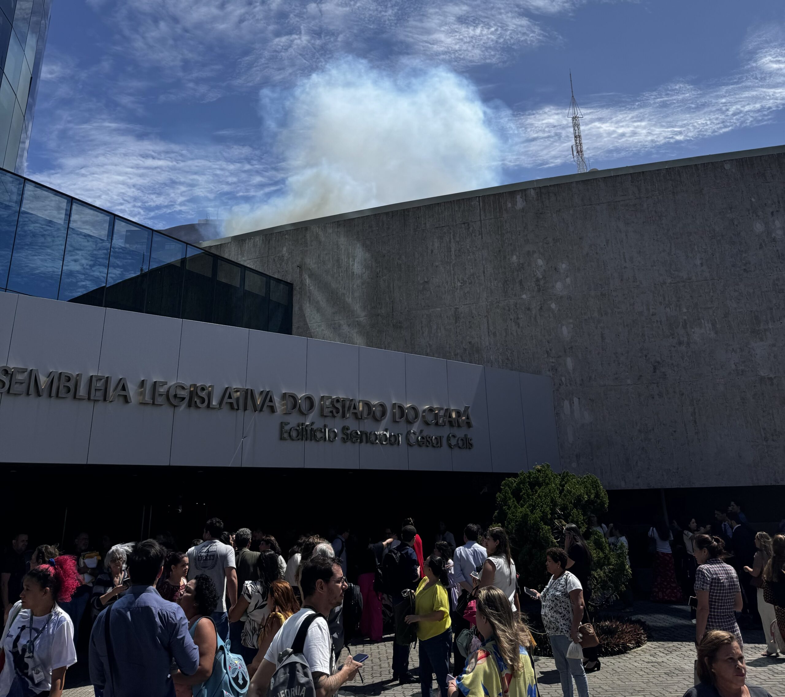 Incêndio é registrado na Assembleia Legislativa do Ceará e causa evacuação