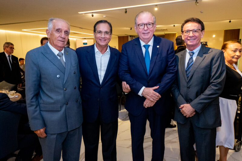 HOMENAGEM - Severino Ramalho Neto recebe Troféu Carnaúba 2024 da Associação Comercial do Ceará