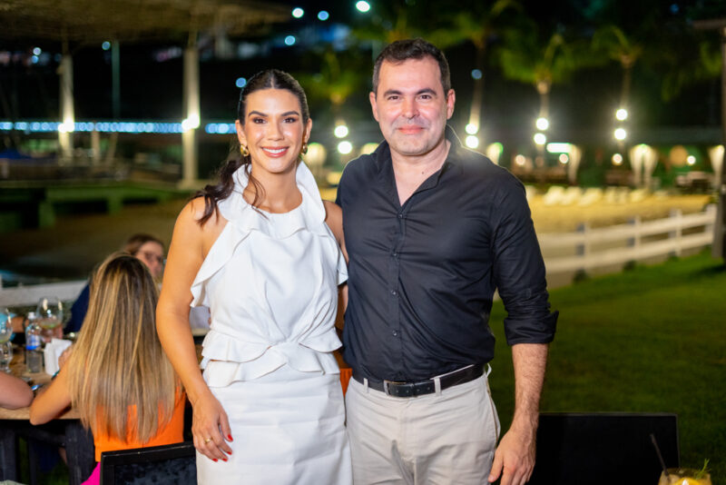 BRINDE À ELEGÂNCIA - Karolina de Paula comemora chegada da nova idade no Iate Clube de Fortaleza