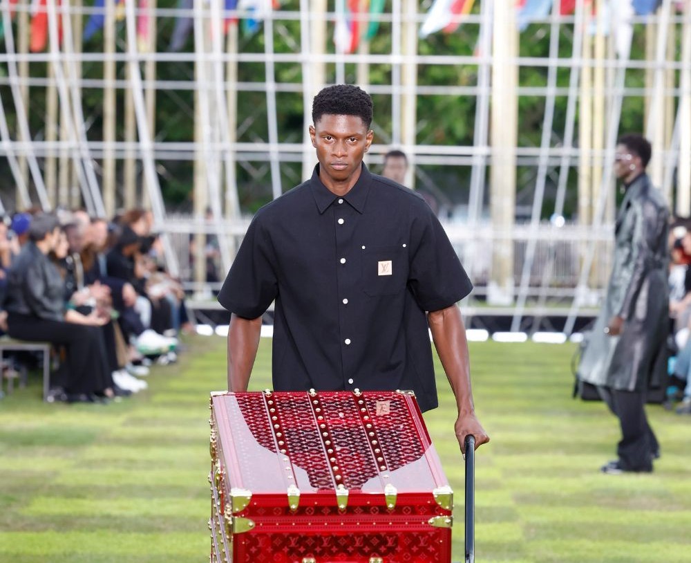 Pharrell celebra a união global em desfile marcante da Louis Vuitton